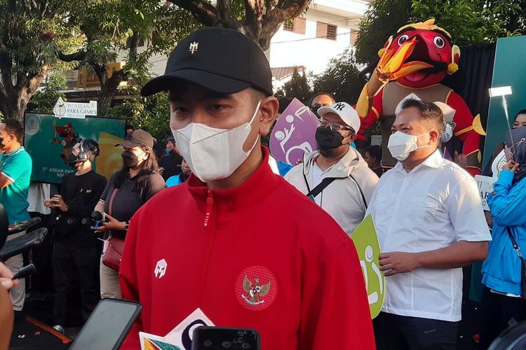 Wali Kota Solo Gibran Rakabuming Raka mengenalkan logo dan maskot ASEAN Para Games (APG) 2022 Rajamala kepada masyarakat di gelaran Car Free Day (CFD) Jalan Slamet Riyadi Solo, Jawa Tengah, Minggu (3/7/2022).