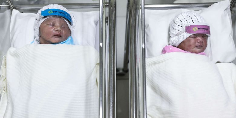 Bayi yang baru lahir memakai pelindung wajah atau Face Shield di ruangan Perina di Rumah Sakit Ibu dan Anak (RSIA) Tambak, Jakarta Pusat, Rabu (15/4/2020). Rumah Sakit Ibu dan Anak Tambak, mulai 12 April membuat kebijakan bahwa bayi yang baru lahir di RS tersebut dipakaikan alat pelindung wajah (face shield), penggunaan pelindung wajah sebagai upaya pencegahan penyebaran virus korona atau covid-19.