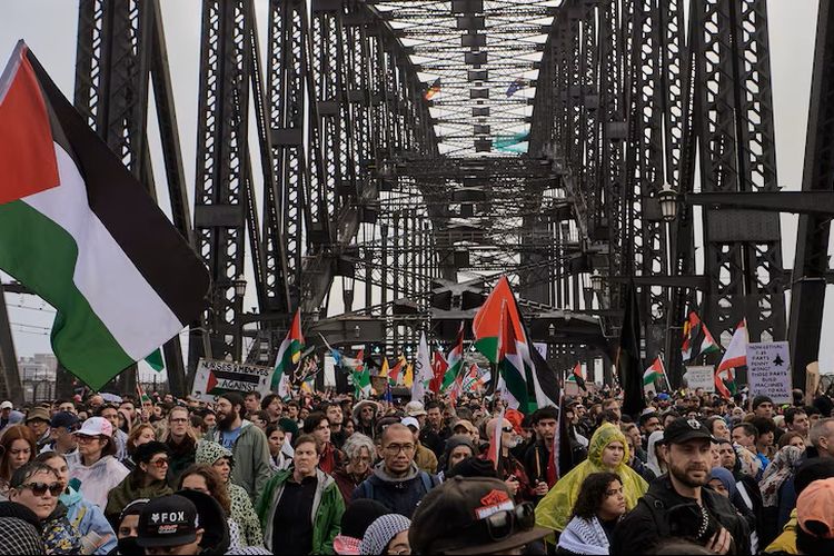 Beberapa hari sebelum Pemerintah Australia mengumumkan dukungannya terhadap negara Palestina, lebih dari 100.000 orang berunjuk rasa untuk menyerukan diakhirinya perang di Gaza.