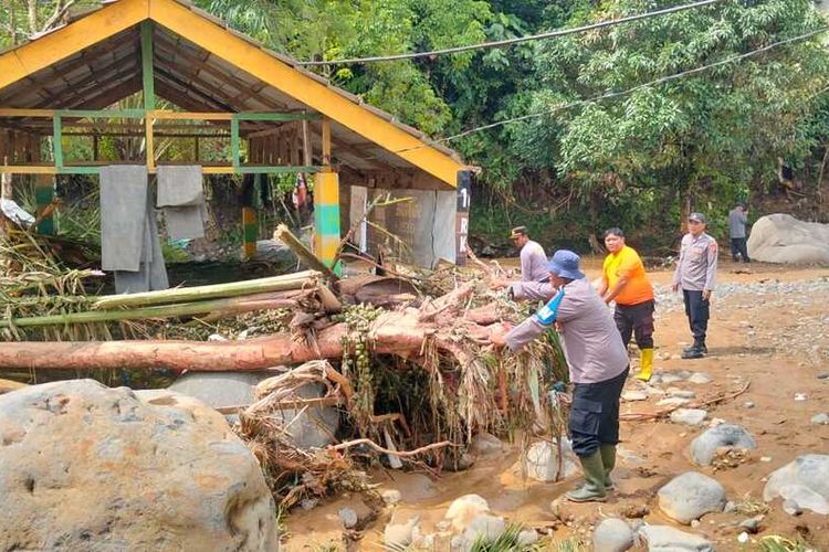 Banjir di Tapsel Sumut Rusak Rumah dan Fasilitas Wisata, Kerugian Capai Rp 96 Juta