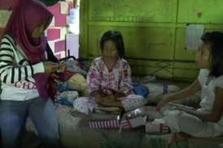 Tiara (10) dan Citra (8), dua bocah yang ditinggalkan ayah dan ibunya di bekas bengkel las di Polewali Mandar, Sulawesi Barat, dijemput polisi dan dibawa ke Rumah Trauma Center.