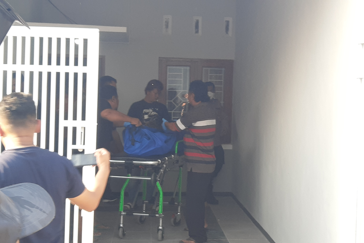 Petugas mengevakuasi mayat W dari dalam rumah di sebuah perumahan di Desa Tempel, Kecamatan Gatak, Sukoharjo, Jawa Tengah, Kamis (24/8/2023).
