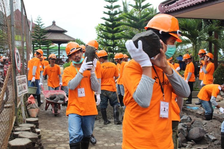 SeSebanyak 300 orang  tukang bangunan di Kabupaten dan Kota Magelang, Jawa Tengah, mengikuti Uji Kompetensi Sertifikasi Tenaga Kerja Konstruksi di Gedung Fakultas Teknik Universitas Tidar (Untidar) Kota Magelang, Senin (27/11/2017)