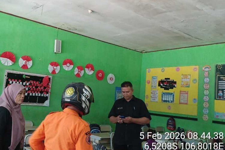 Tim BPBD melakukan assessment ke lokasi atap ruang kelas di sekolah SDN Patahunan 01, Cilebut, Kecamatan Sukaraja, Kabupaten Bogor, yang ambruk, Kamis (5/2/2026).