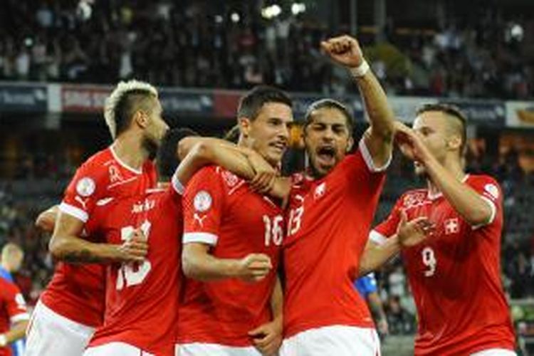 Bek Swiss, Fabian Schaer, merayakan gol yang dicetaknya saat timnya menang atas Islandia di Stade de Suisse, Jumat (6/9/2013).