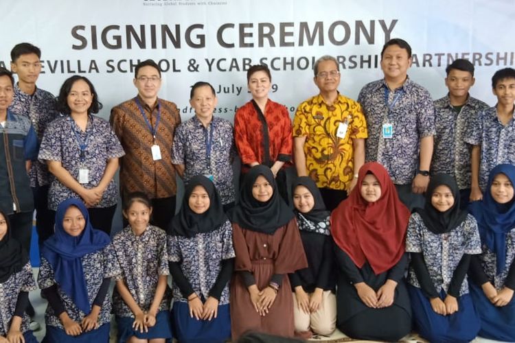 Penandatanganan nota kesepahaman (MoU) kerja sama beasiswa dilakukan antara Andrew Soebali (Ketua Yayasan Global Sevilla School) dan Veronica Colondam (Pendiri sekaligus Ketua YCAB) di Sekolah Global Sevilla Puri Indah, Jakarta, Kamis (18/7/2019).