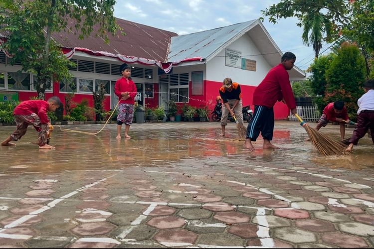 Guru dan Siswa Bersihkan Sekolah usai Banjir di Padang, Pembelajaran Diliburkan