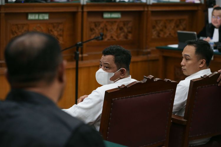 Terdakwa kasus pembunuhan berencana Brigadir Nofriansyah Yosua Hutabarat atau Brigadir J, Kuat Ma'ruf dan Ricky Rizal menjalani sidang di Pengadilan Negeri Jakarta Selatan, Selasa (20/12/2022). Jaksa Penuntut Umum menghadirkan seorang saksi ahli digital forensik dari Polri, Hery Priyanto.