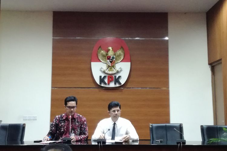 Juru Bicara KPK Febri Diansyah dan Wakil Ketua KPK Laode M Syarif di Gedung Merah Putih KPK, Jakarta, Jumat (3/5/2019)