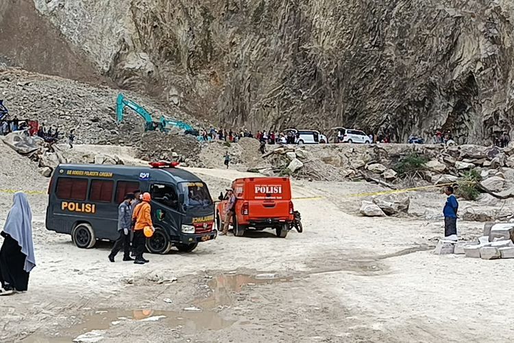 Evakuasi korban longsor tambang galian C Gunung Kuda Cirebon, 30 Mei 2025. (Dok BNPB)
