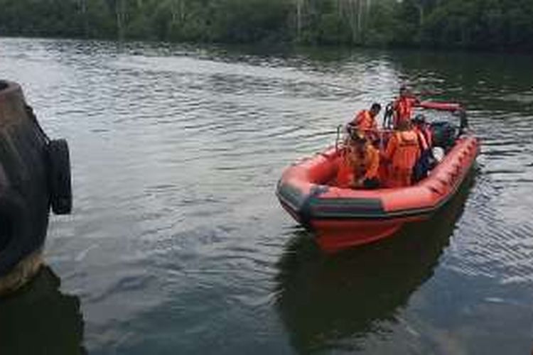 Perahu tim sar melakukan pencarian korban kecelakaan laut antara speedboad dengan apal nelayan di Teluk Balilpapan Kalimantan Timur. 