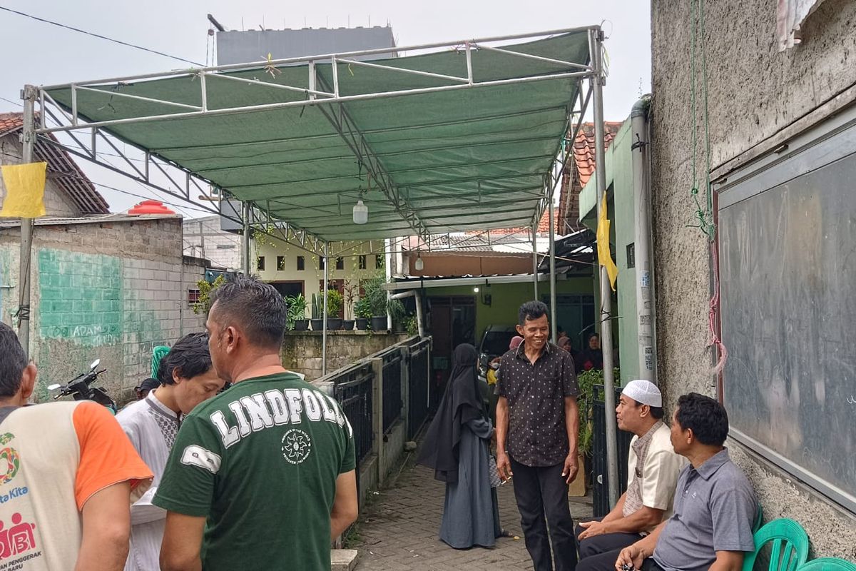 Suasana rumah duka korban kecelakaan bus Tegal, di Jalan Kampung Pondok Serut, Serpong Utara, Tangerang Selatan, Minggu (7/5/2023).