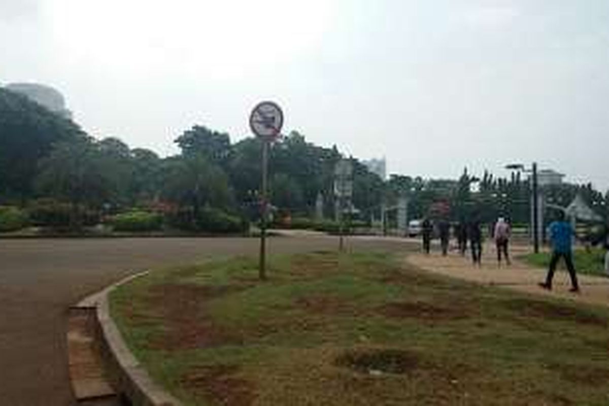 Suasana di pintu Monumen Nasional (Monas) sekitar Istana Merdeka, Jakarta Pusat, Minggu (10/4/2016). Sejak Sabtu (9/4/2016) lalu, delman dilarang beroperasi di seluruh kawasan Monas.