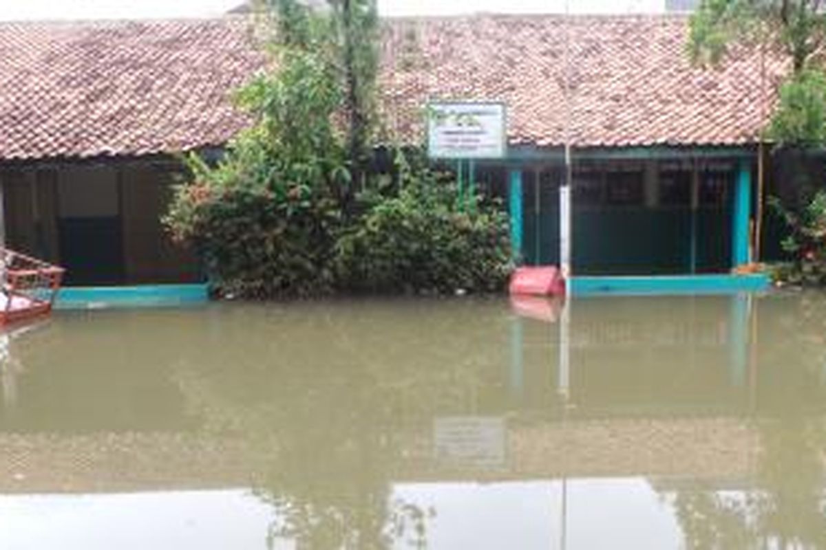 SD Bakti Luhur di Petogogan, Jakarta Selatan terendam banjir setinggi satu meter, Selasa (4/2/2014).