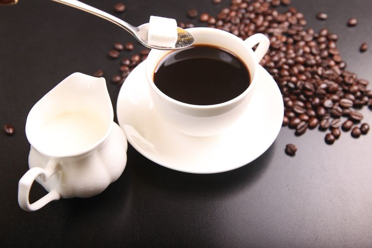 Terlalu banyak minum kopi dapat memunculkan sejumlah dampak pada tubuh.