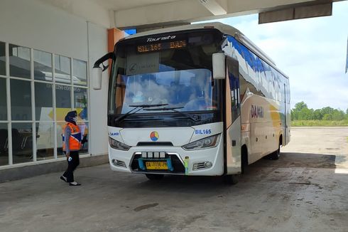 Bus Damri Banjarmasin-Samarinda Melintasi Tol Palaran-Samboja