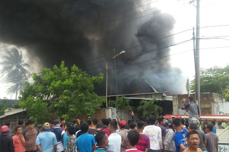 Warga berkeremun menyaksikan kebakaran pabrik pengolahan limbah di Dusun Krajan, Desa Mekarsari, Kecamatan Jatisari, Karawang, Rabu (27/13/2017).