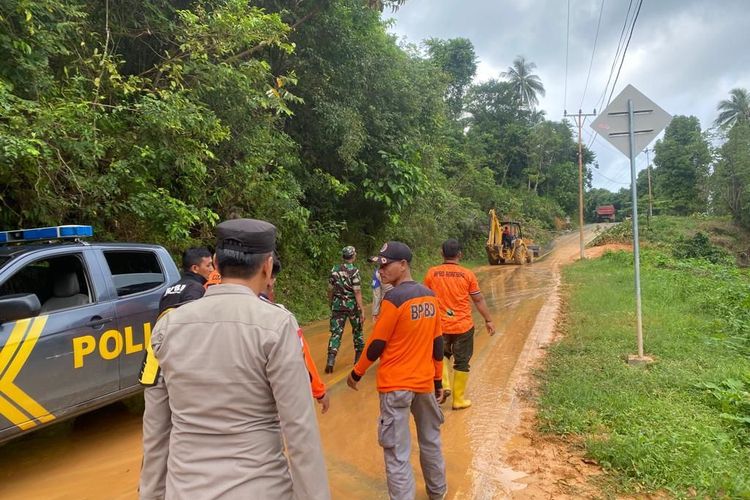 Akibat tanah longsor yang terjadi dini hari tadi, membuat akses jalan jalan Desa Matak menuju pelabuhan Matak Kecil, Kecamatan Palmatak, Kabupaten Kepulauan Anambas putus.