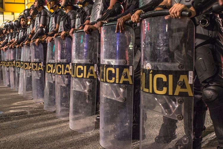 Barisan polisi Brasil.