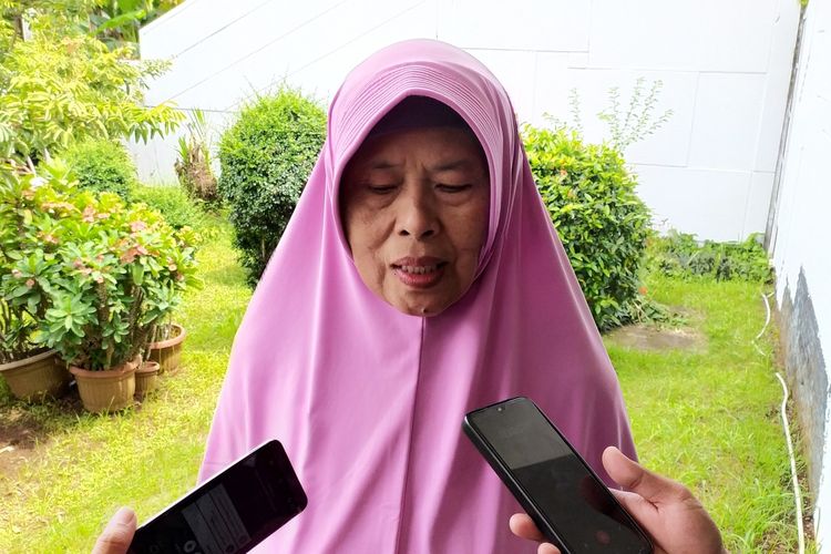 Sudiyati (67) calon jamaah umrah asal Purwokerto, Jawa Tengah, yang keberangkatannya tertunda akibat penangguhan visa umrah.