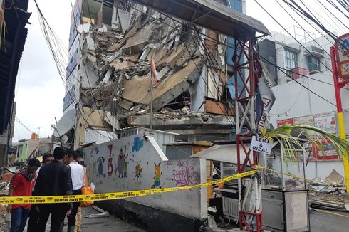 Antisipasi Ambruk Susulan, Warga Diminta Jaga Jarak dengan Gedung yang Roboh di Slipi