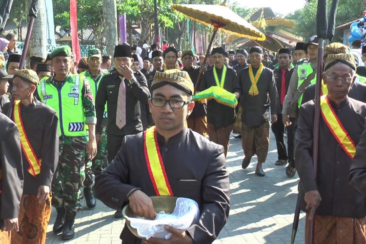 Iring - iringan minyak jamas dikawal para abdi dalem menuju ke makam Sunan Kalijaga,  di Kelurahan Kadilangu,  Kabupaten Demak,  Jateng,  Rabu (22/8/2018)