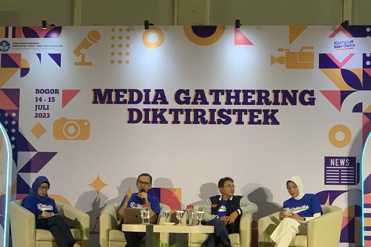 Plt. Dirjen Diktiristek Kemendikbud Ristek, Prof. Nizam saat memaparkan penggabungan perguruan tinggi dia acara Media Gathering Diktiristek di Bogor, Jawa Barat, Jumat (14/7/2023).