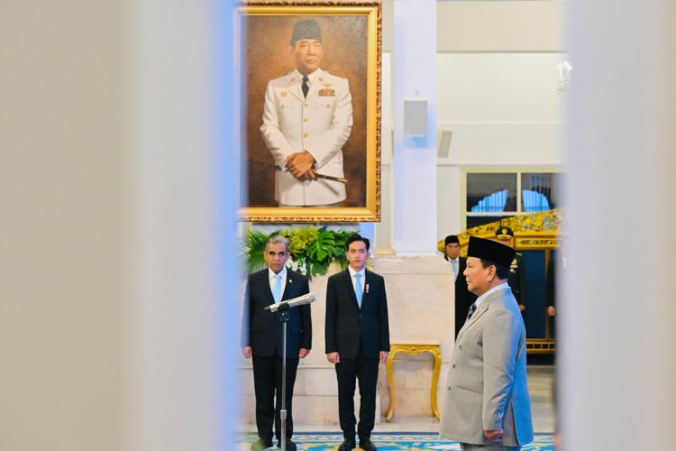 Presiden Prabowo Subianto saat melantik Gubernur Mathius D. Fakhiri dan Wakil Gubernur Papua Aryoko Rumaropen masa jabatan tahun 2025-2030, kepala badan, 10 Duta Besar, hingga 1 Wakil Duta Besar di Istana Negara, Kompleks Istana Kepresidenan, Jakarta Pusat, Rabu (8/10/2025). 