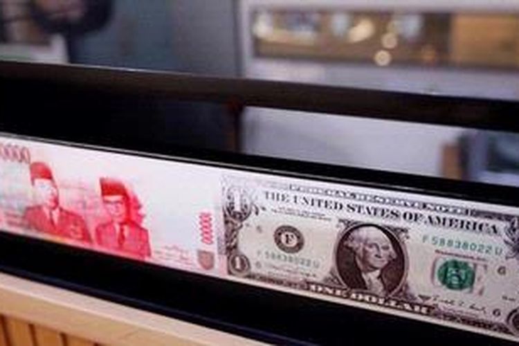 Imitasi berbagai macam valuta asing termasuk Rupiah dan Dollar Amerika Serikat menghiasi tempat penukaran valuta asing PT. D8 Valasindo di Jakarta Selatan, Senin (15/4/2013).

