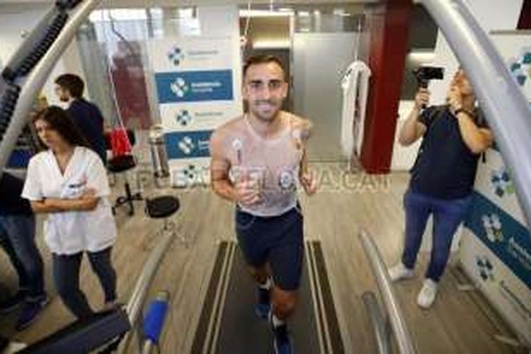 Paco Alcacer merampungkan transfer dari Valencia ke Barcelona, Selasa (30/8/2016).