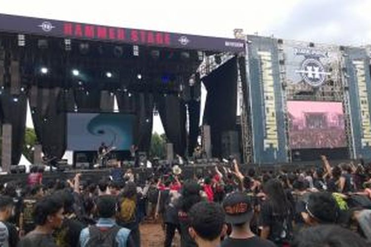 Para penggemar musik metal alias metalhead bergoyang ketika band dari Bandung, Revenge The Fate beraksi dalam Hammersonic Festival yang digelar di Lapangan D, Senayan, Jakarta Pusat, Minggu (8/3/2015).