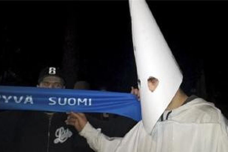 pendemo sayap kanan di finlandia yang menggunakan atribut mirip ku klux klan