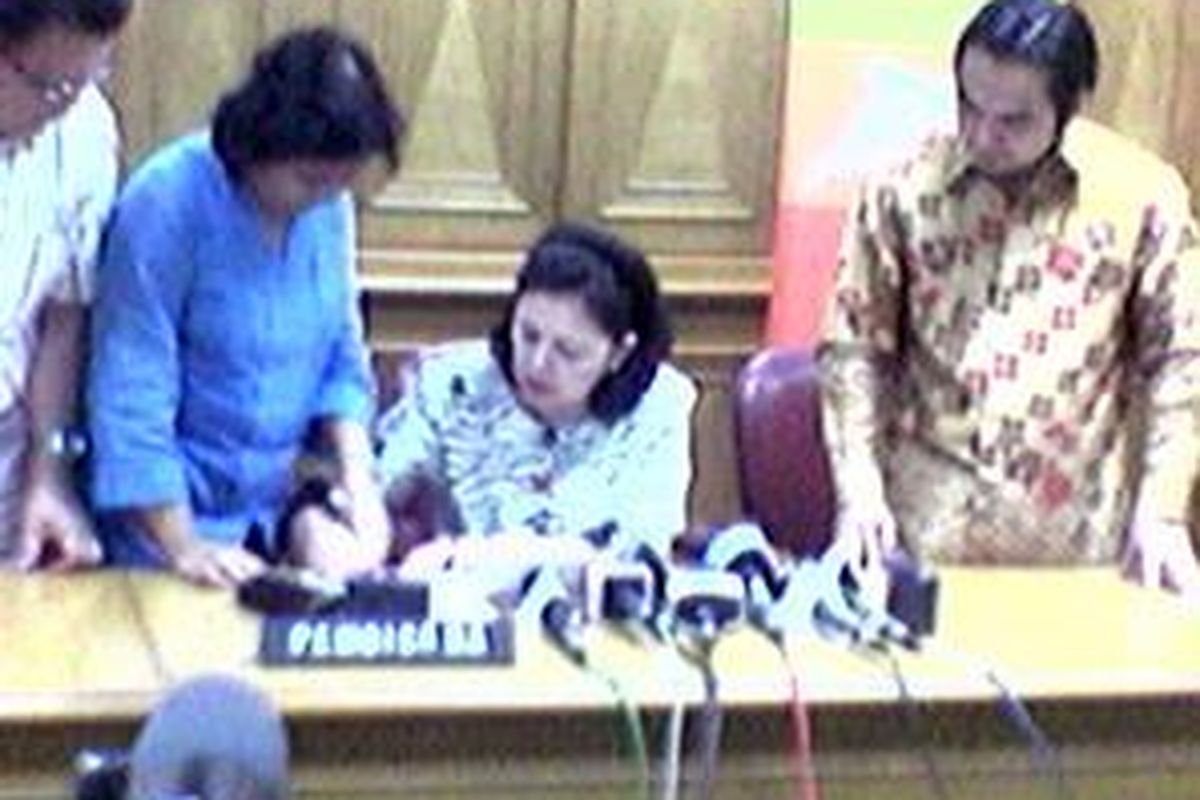 Ketua Umum ASTINDO Herna P Danuningrat (tengah) saat menandatangani kesepakatan melakukan <i>refund</i> secara penuh oleh pihak AdamAir, disaksikan Presiden Direktur AdamAir Adam Suherman (kanan) di Wisma Nugra Santana, Rabu (19/3)