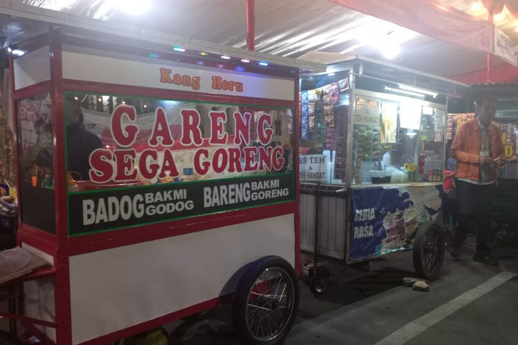 Lapak-lapak pelaku Usaha Mikro Kecil Menengah (UMKM) di Kebumen International Expo, Kebumen, Jawa Tengah pada Sabtu (2/7/2022) malam.