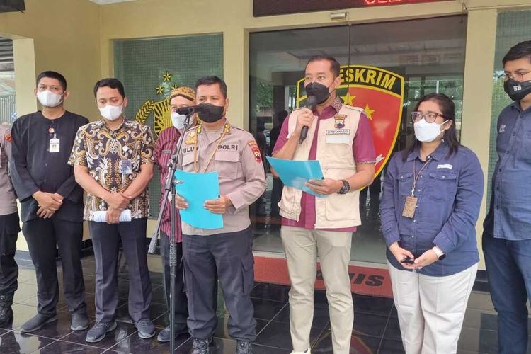 Wakasatgas pangan AKBP Rosyid Hartanto dan sejumlah pihak terkait memaparkan stok kesediaan kebutuhan pokok di Jateng, Semarang, Kamis (15/12/2022).