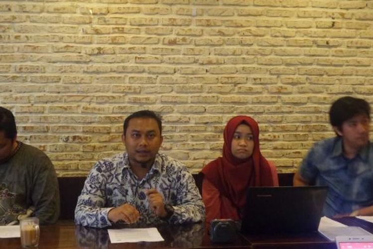 Peneliti Pusat Studi Konstitusi Universitas Andalas Feri Amsari, Ketua Kode Inisiatif Veri Junaidi, Peneliti Kode Inisiatif Adelline Syahda, dan Adam Mulya (paling kiri ke kanan) dalam acara diskusi di bilangan Thamrin, Jakarta Pusat, Selasa (27/12/2016).