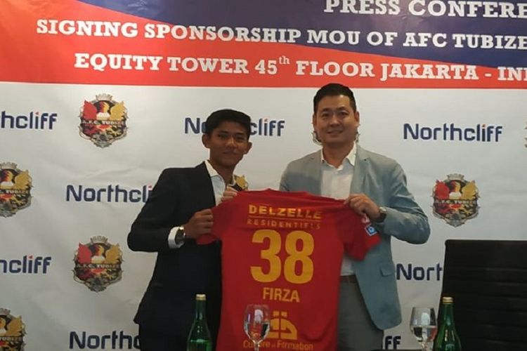 Firza Andika dan CEO AFC Tubize Shim Chan Koo di Kantor Northcliff, Jakarta, Jumat (25/1/2019).
