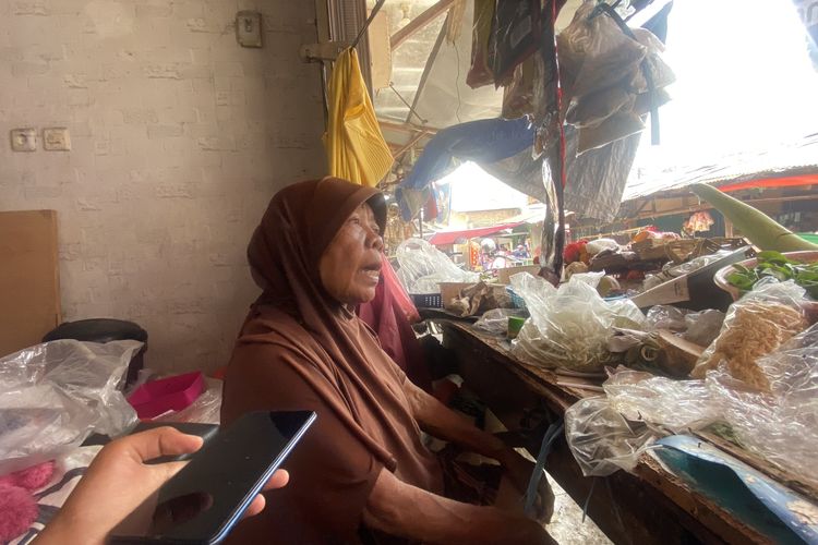Usia 75 Tahun, Hidup Sendirian di Jakarta, Rusmini Tetap Berdagang dengan Kaki Sakit