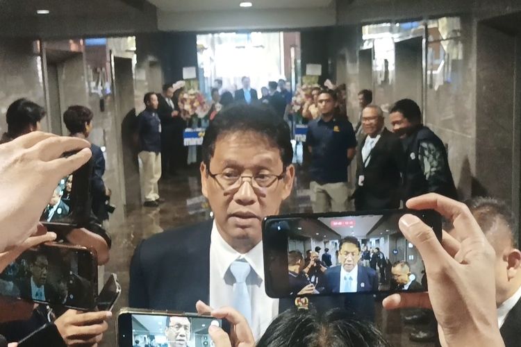 Menkeu Purbaya Yudhi Sadewa memberikan keterangan saat menghadiri serah terima jabatan jajaran Dewan Komisioner LPS di Kantor LPS, Jakarta, Rabu (8/10/2025).