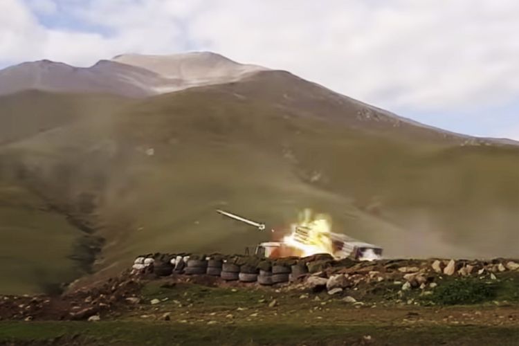 Cuplikan video yang dirilis Kementerian Pertahanan Azerbaijan pada Sabtu (3/10/2020) menunjukkan militer Azerbaijan menembakkan sejumlah roket dalam peperangan melawan separatis di wilayah Nagorno-Karabakh.