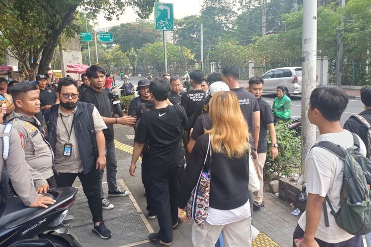 Massa Demo yang Hendak ke Gedung DPR Dicegat Polisi di Palmerah, Sejumlah Orang Diperiksa