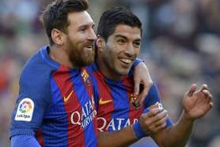 Megabintang FC Barcelona, Lionel Messi (kiri), merayakan gol ke gawang Las Palmas bersama rekannya, Luis Suarez, dalam lanjutan La Liga di Stadion Camp Nou, Sabtu (14/1/2017).