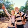 7 Tips Traveling bagi Orang Tua Agar Nyaman di Perjalanan 