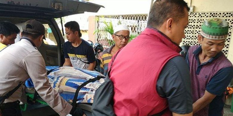 jenazah Leni Kartika Sari saat dibawa ke instansi forensik rumah sakit Bhayangkara Palembang, Minggu (22/3/2020).