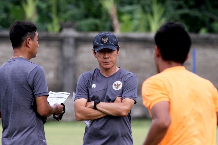 Pelatih Timnas Indonesia Shin Tae-yong saat memimpin latihan persiapan ujicoba FIFA Matchday di Stadion Gelora Trisakti Kuta, Bali, Jumat (21/1/2022) sore.