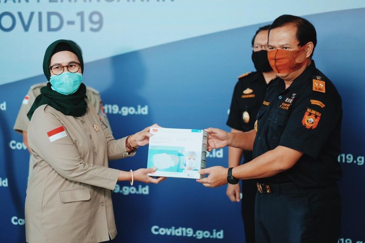 Kementerian Keuangan melalui Direktorat Jenderal Bea dan Cukai menghibahkan sebanyak 21.000 ribu surgical masker merk 3M type N95 kepada Gugus Tugas Percepatan Penanganan Covid-19 untuk membantu pencegahan penularan virus corona.