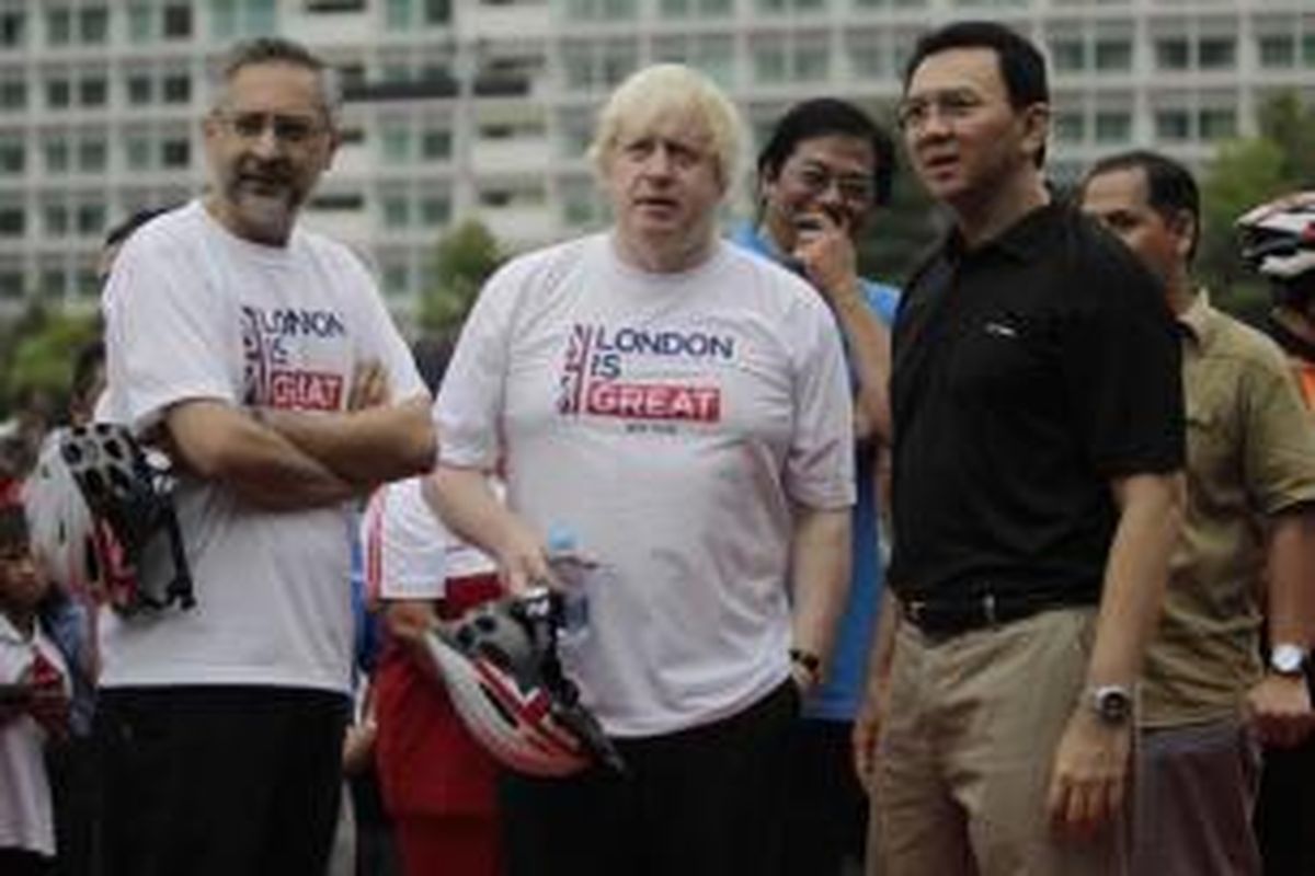 Duta Besar Inggris untuk Indonesia Moazzam Malik, Wali Kota London Boris Johnson dan Gubernur DKI Jakarta Basuki Tjahaja Purnama atau Ahok (kiri ke kanan) bersiap bersepeda saat car free day, di kawasan Bundaran Hotel Indonesia, Jakarta, Minggu (30/11/2014). Pada acara ini Pemerintah Kota London menyumbangkan 12 unit sepeda ke Pemerintah Provinsi DKI Jakarta. 