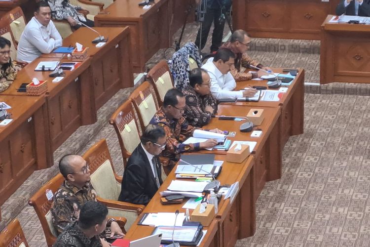 Kabareskrim Polri Komjen Agus Andrianto ikut mendampingi Menko Polhukam Mahfud MD dalam rapat soal transaksi janggal Rp 349 triliun di Gedung DPR, Senayan, Jakarta, Rabu (29/3/2023). 