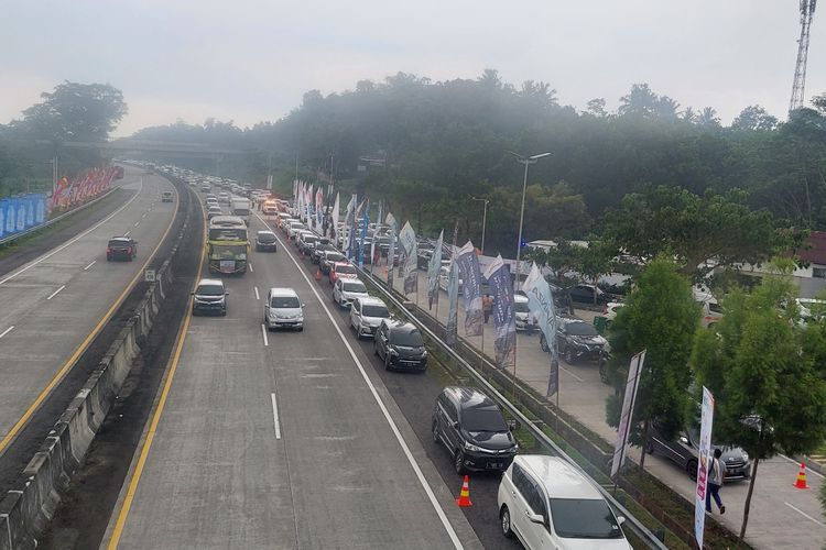 Kendaraan pemudik memarkir kendaraan di bahu jalan tol Rest Area Km 456.