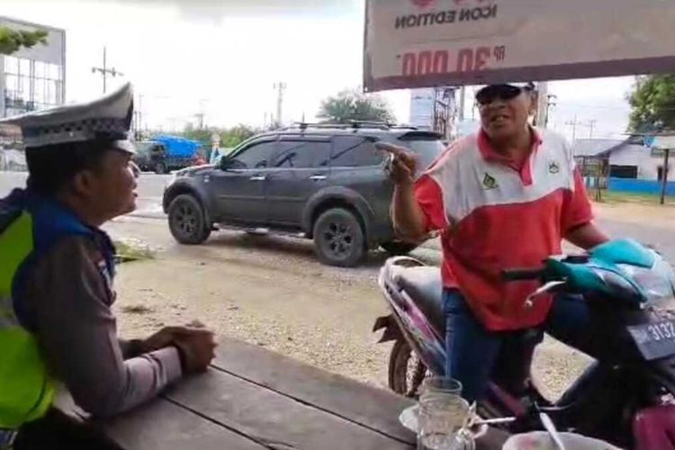 Tangkapan layar video seorang pengendara sepeda motor tak pakai helm memaki dan menampar anggota polantas, Bripka Donni Malindo, di Kecamatan Lirik, Kabupaten Inhu, Riau, Selasa (6/6/2023).